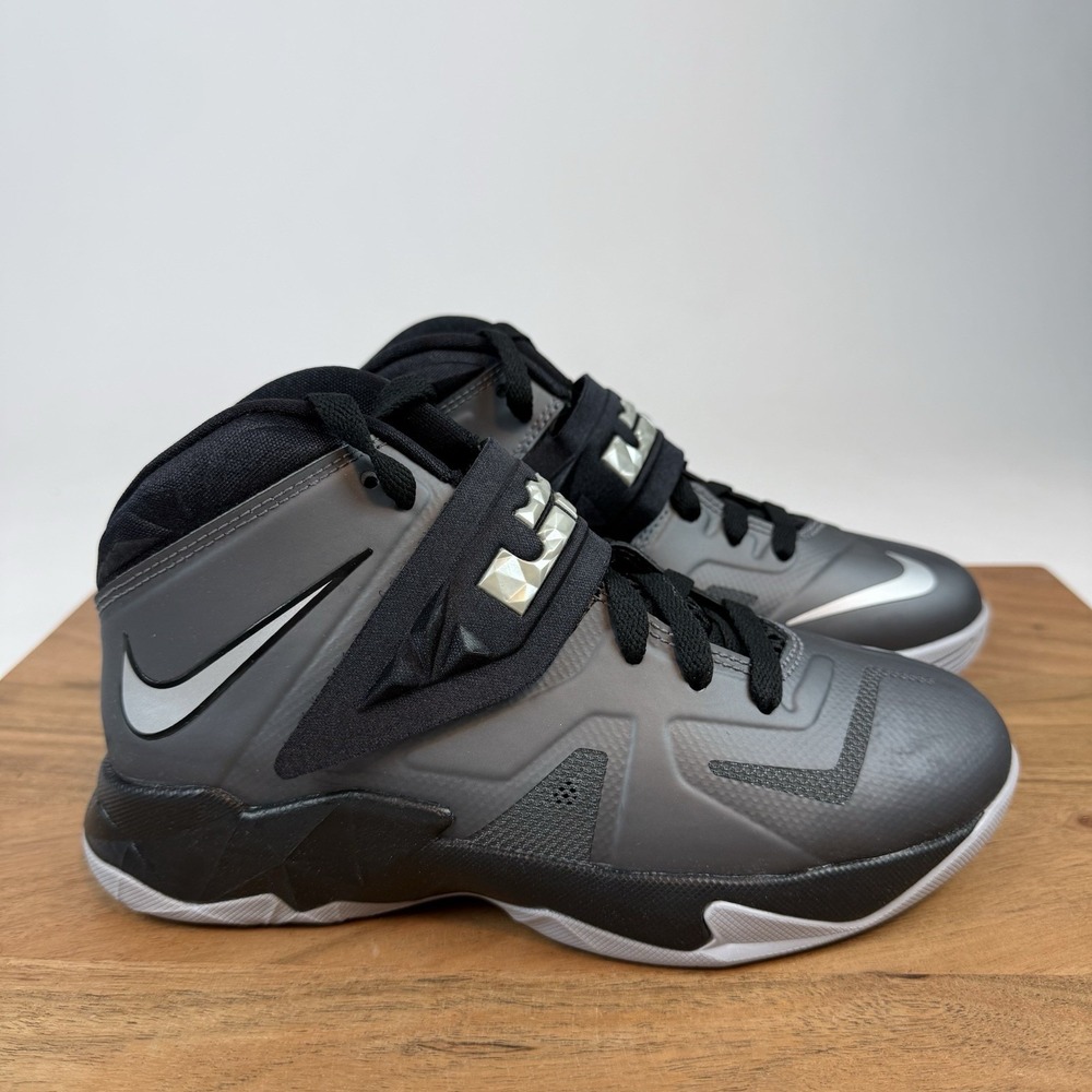 New NIB Big Kids Boys Nike Soldier 7‎ GS Dark Wolf Grey Sneakers Shoes Size 4 Y